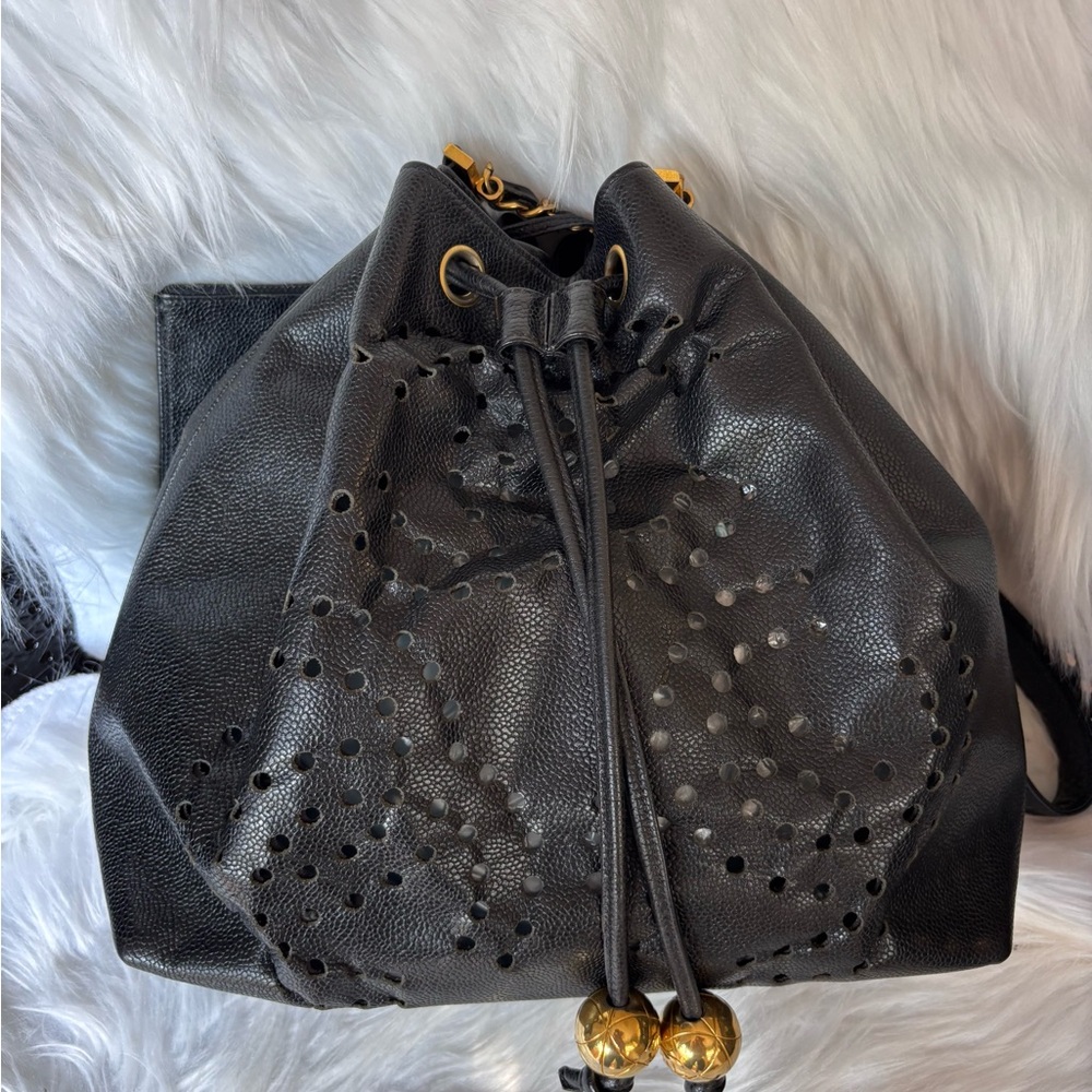 Authentic CHANEL perforated bucket black leather with pouch - Picture 15 of 15